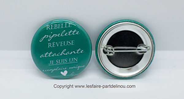 Badge "Rebelle pipelette"